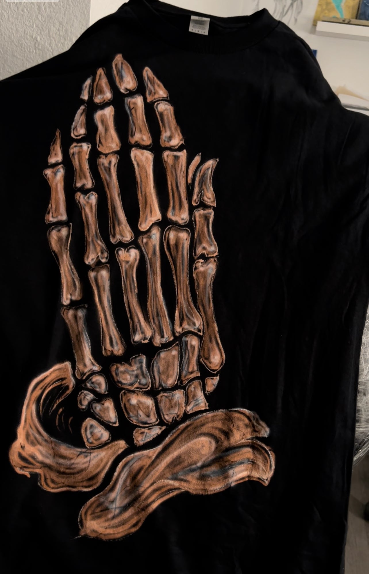 Praying skeleton hands /Short sleeve t shirt black